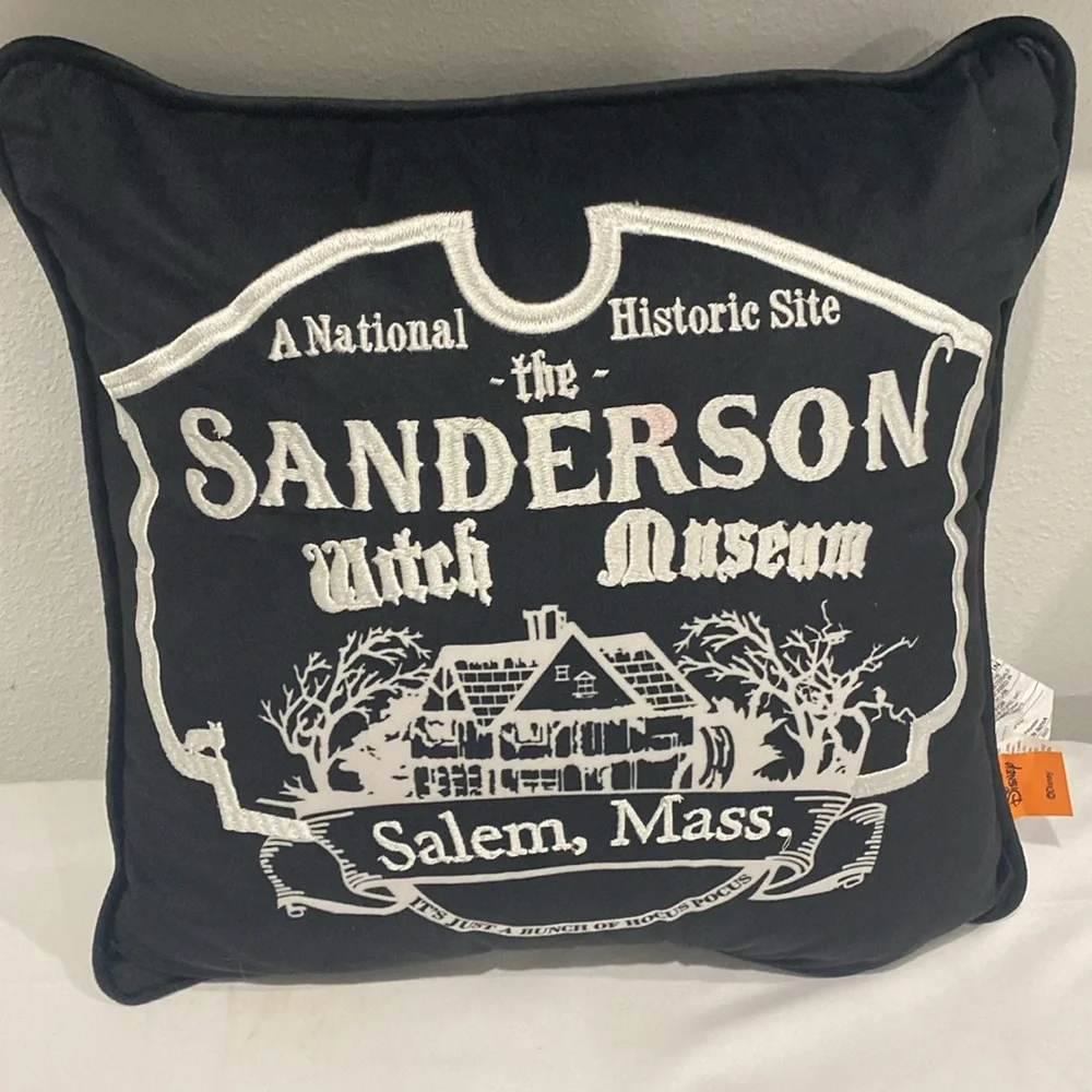 NWOT Disneys Hocus Pocus Sanderson Witch Museum Halloween Throw Pillow